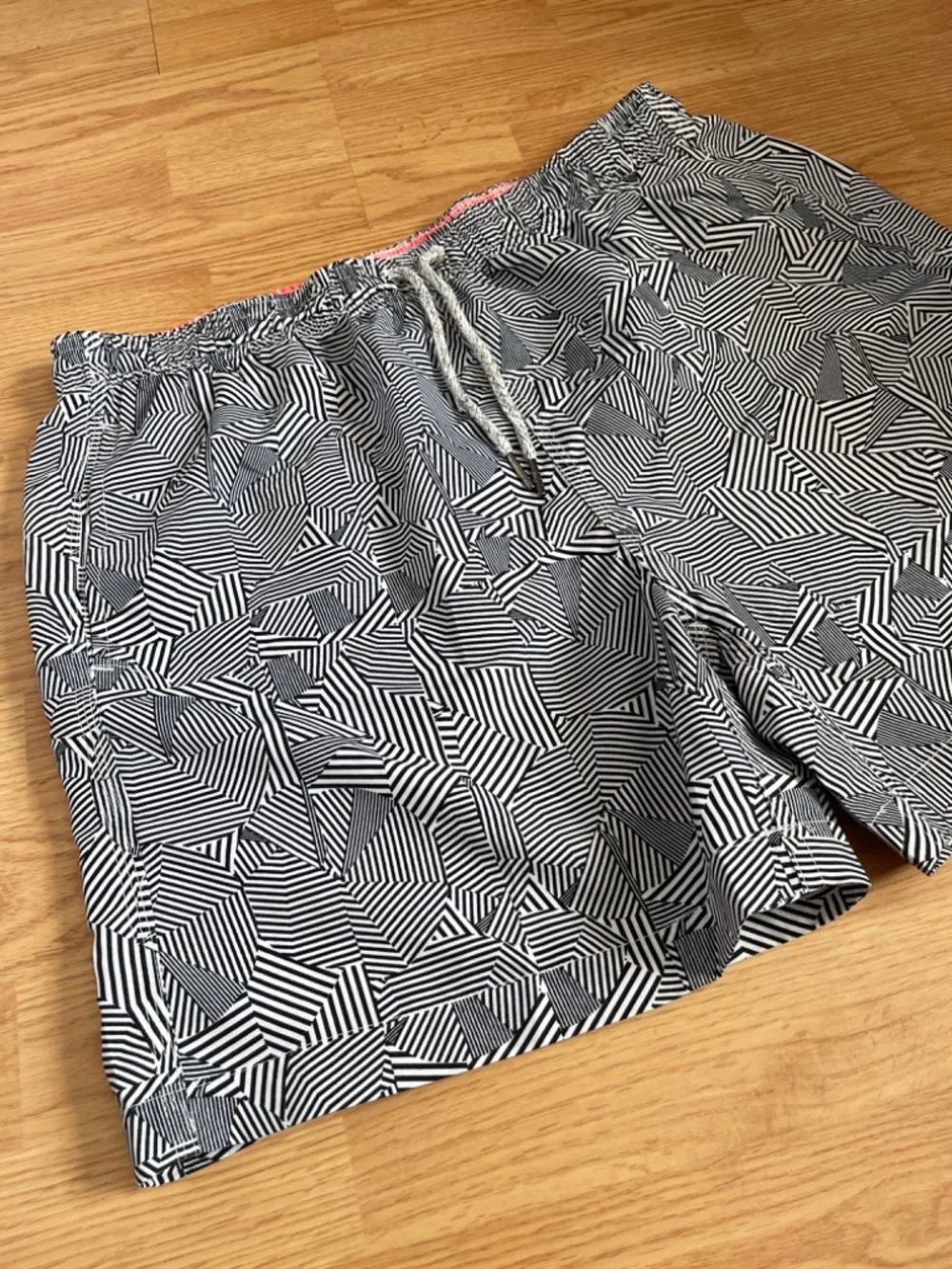 Spicy Tuna Men’s Black & White Retro 5” Inseam Lined Swim Trunks Size Large